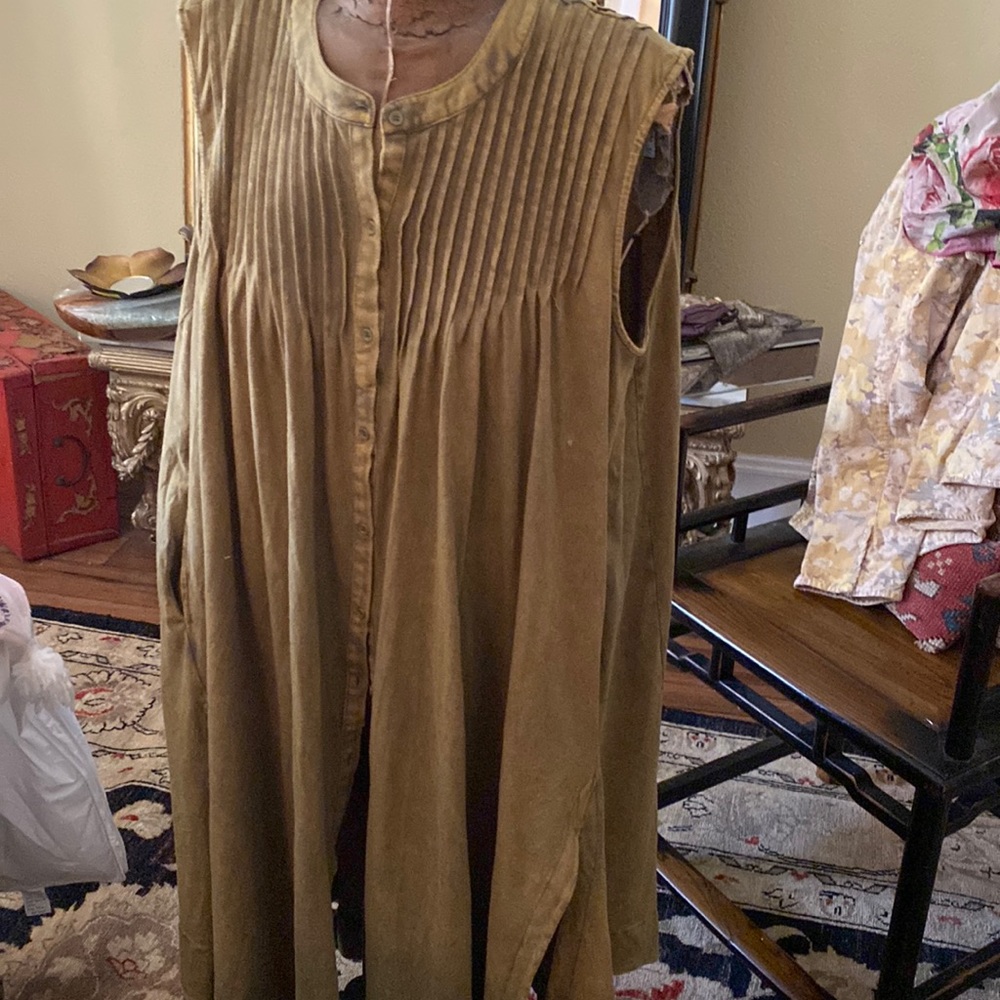 Oli & Hali Mustard Yellow Pleated Sleeveless Coat